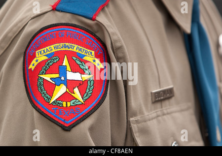 Close-up di badge per la Texas Department of Public Safety Texas highway Patrol su agente trooper uniforme Foto Stock
