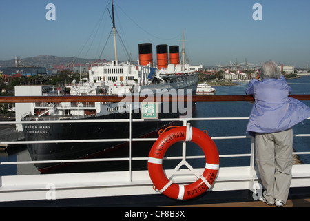 La RMS Queen Mary un pensionato di ocean liner ora un hotel e ristorante, ormeggiata presso la lunga spiaggia di Porto, CALIFORNIA, STATI UNITI D'AMERICA Foto Stock