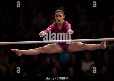 Alexandra Raisman (USA) compete in barre theuneven evento al 2012 American Cup ginnastica Foto Stock