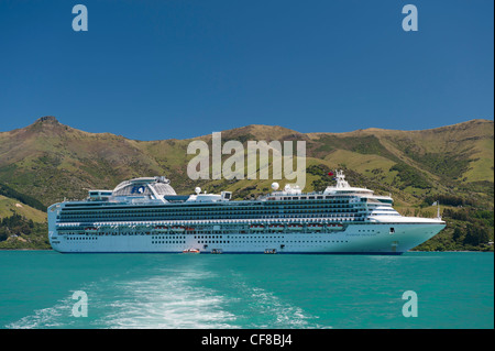 Il Diamond Princess lussuosa nave da crociera al di ancoraggio nel porto di Akaroa, Canterbury, Nuova Zelanda Foto Stock