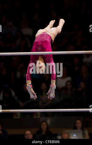 Alexandra Raisman (USA) compete in barre theuneven evento al 2012 American Cup ginnastica Foto Stock