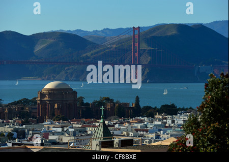 Il Palazzo delle Belle Arti e il Ponte Golden Gate e la baia di San Francisco CA Foto Stock