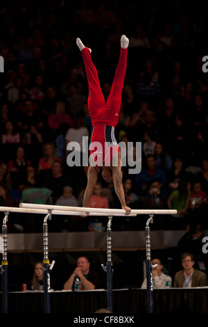 John Orozco (USA) compete in barre parallele evento al 2012 American Cup ginnastica Foto Stock