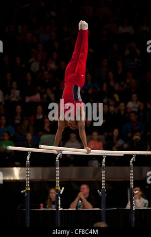 John Orozco (USA) compete in barre parallele evento al 2012 American Cup ginnastica Foto Stock