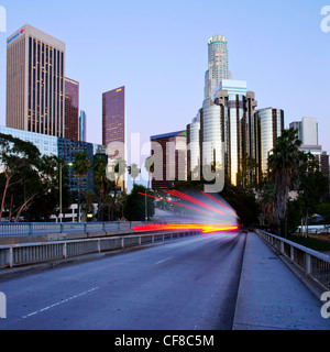 La 110 Harbor Freeway e il centro cittadino di Los Angeles skyline, California, Stati Uniti d'America Foto Stock