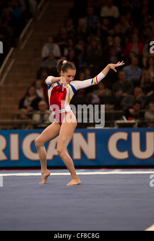 Larisa Iordache (ROU) compete nell'esercitazione del pavimento della manifestazione presso il 2012 American Cup ginnastica Foto Stock