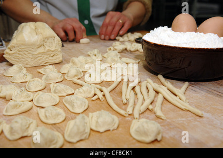 Preparazione di pasta, tipica pasta italiana, prodotto tipico di Sarconi village, sud Italia, Regione Basilicata Italia Europa Foto Stock