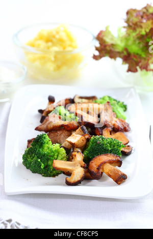 Il maiale arrosto di carne con funghi shiitake e broccoli Foto Stock