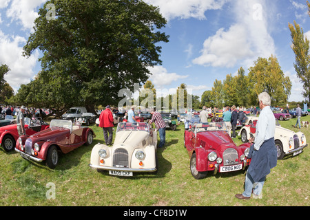 Vista frontale di una fila di Morgan auto sportiva al Thornfalcon Classic Car Show Foto Stock