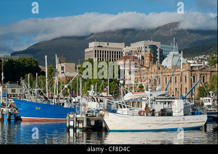 Barche da pesca in Franklin Wharf, Monte Wellington in distanza, Hobart, Tasmania Foto Stock