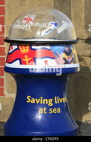 Una Donazione di beneficenza cassetta di raccolta per il Royal National scialuppa di salvataggio istituzione RNLI. Foto Stock