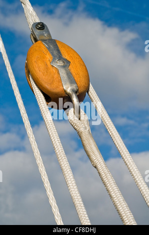 Una puleggia di legno e funi su una barca a vela Foto Stock