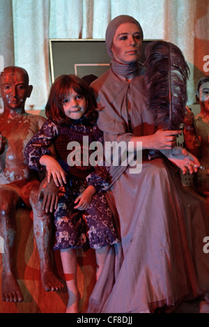 Marianne fidato con bambino attore durante le riprese di Kenneth Anger Lucifer Rising Londra 1971 Foto Stock