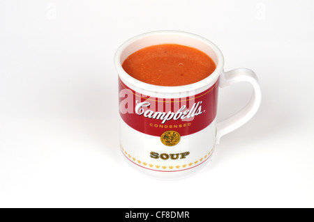 Campbell's minestra di pomodoro in un rosso e bianco Campbell's tazza o tazza alta. Foto Stock