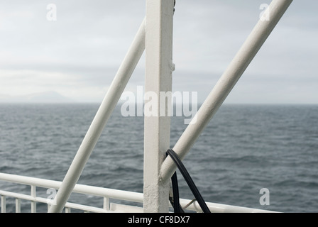 Vista delle ringhiere metalliche e bar sul mare da una nave traghetto con l'orizzonte al di fuori della messa a fuoco. Foto Stock