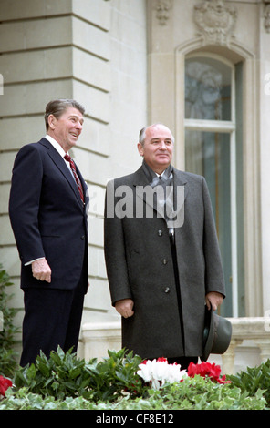 11/19/1985 il presidente Reagan saluto di Mikhail Gorbaciov a Villa Fleur d'Eau durante il loro primo incontro di un vertice di Ginevra Foto Stock