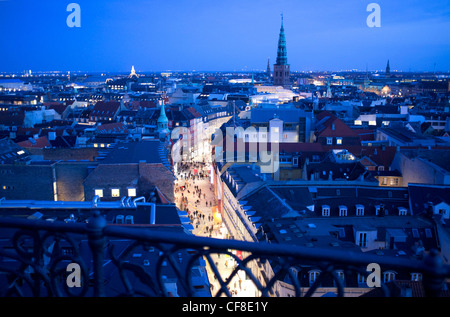 Vista dalla torre rotonda "Rundetornet' su Copenaghen centro città di notte. Danimarca Foto Stock