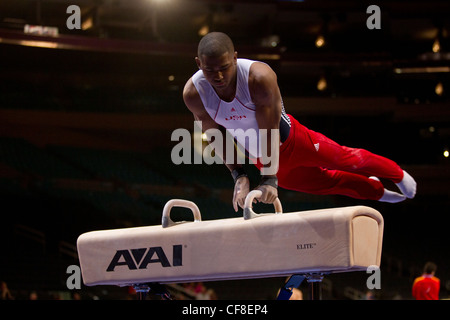 John Orozco (USA) la formazione per il 2012 American Cup concorso di ginnastica a Madison Square Garden, NY. Foto Stock