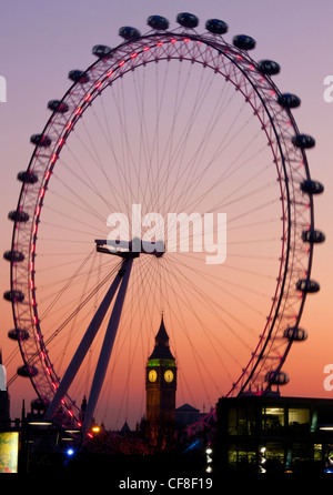 Big Ben Clock Tower di Case del Parlamento visto attraverso la ruota del millennio o il London Eye al crepuscolo Londra Inghilterra REGNO UNITO Foto Stock