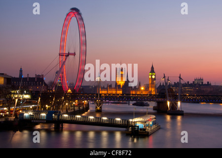 Big Ben Clock Tower di Case del Parlamento e Millennium Wheel o il London Eye al crepuscolo Londra Inghilterra REGNO UNITO Foto Stock
