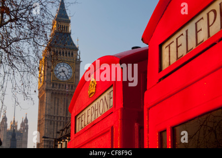 Tradizionale in rosso le cabine telefoniche e Big Ben Clock Tower di case del Palazzo del Parlamento di Westmionster Londra Inghilterra REGNO UNITO Foto Stock