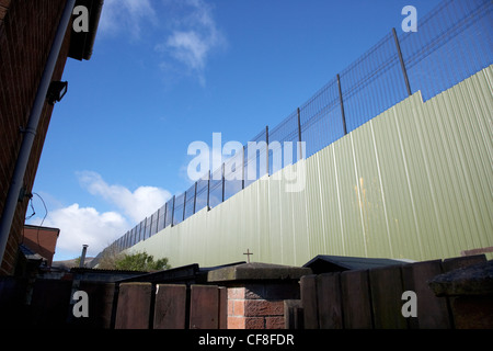 La linea di pace parete che separa cattolica da ardoyne glenbryn protestante su alliance avenue a Belfast nord Irlanda del Nord Regno Unito Foto Stock