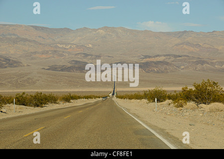 Strade del deserto sulla strada per Las Vegas nella Valle della Morte Foto Stock