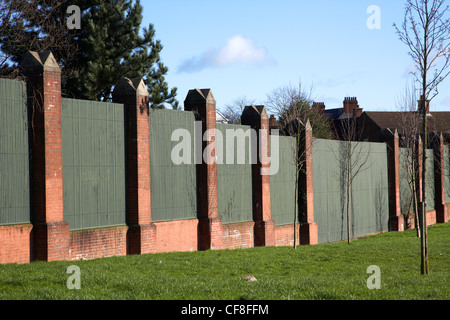 La linea di pace parete che separa cattolica da ardoyne glenbryn protestante su alliance avenue a Belfast nord Irlanda del Nord Regno Unito Foto Stock