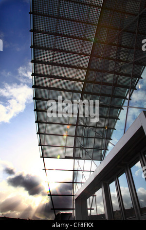 Tetto in vetro di Messe-Essen, della fiera. I pannelli solari sono inclusi nelle piastrelle in vetro per generare energia solare energia. Germania. Foto Stock