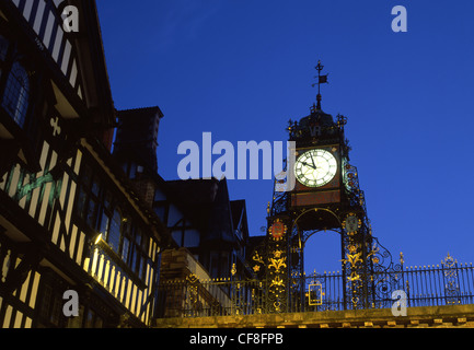 Eastgate Clock Vittoriano di notte Chester Cheshire North West England Regno Unito Foto Stock