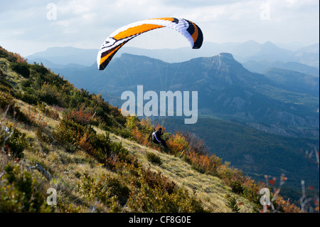 Un parapendio decolla da il sito di lancio a Le Chabre in Provenza, Francia. Foto Stock