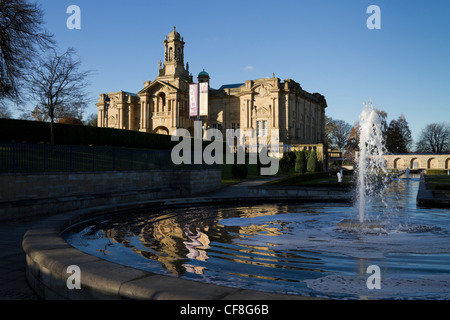 Cartwright Hall, aperto nel 1904, è Bradfords civica galleria d'arte. È situato nel parco del Lister, Manningham, Bradford. Foto Stock