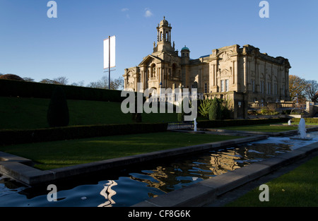 Cartwright Hall, aperto nel 1904, è Bradfords civica galleria d'arte. È situato nel parco del Lister, Manningham, Bradford. Foto Stock