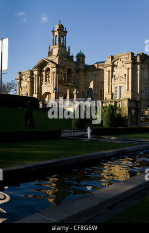 Cartwright Hall, aperto nel 1904, è Bradfords civica galleria d'arte. È situato nel parco del Lister, Manningham, Bradford. Foto Stock