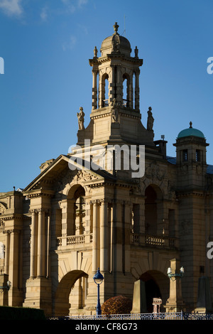 Cartwright Hall, aperto nel 1904, è Bradfords civica galleria d'arte. È situato nel parco del Lister, Manningham, Bradford. Foto Stock