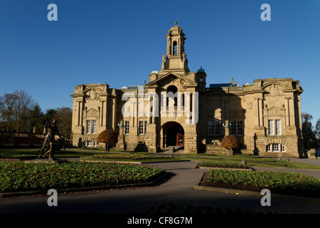 Cartwright Hall, aperto nel 1904, è Bradfords civica galleria d'arte. È situato nel parco del Lister, Manningham, Bradford. Foto Stock