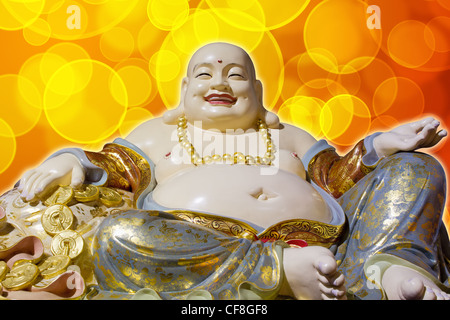 Grande pancia Maitreya borsa di stoffa Monaco felice statua del Buddha isolato su sfondo sfocato Foto Stock