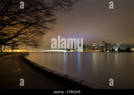 Vancouver BC Canada Stanley Park con lo skyline della città lungo Seawall all'alba Foto Stock