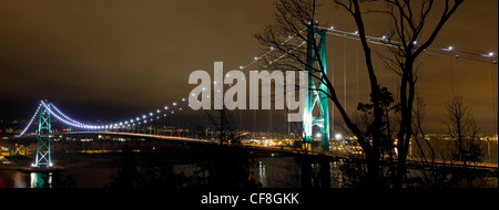 Ponte Lions Gate su Burrard ingresso in Vancouver BC Canada al panorama notturno Foto Stock