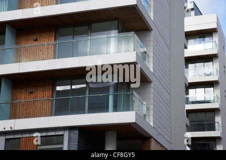 Vuoto appartamenti invenduti in sviluppo ad arco in titanic quarter Belfast Irlanda del Nord Regno Unito Foto Stock