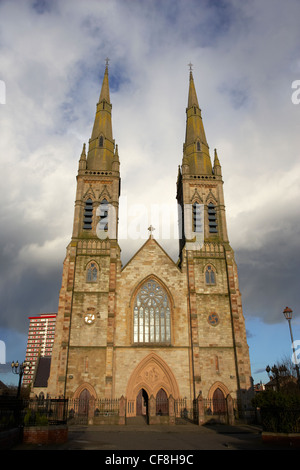 St Peters Cattedrale cattolica romana nel quartiere gaeltacht della parte occidentale di Belfast, Irlanda del Nord Regno Unito Foto Stock