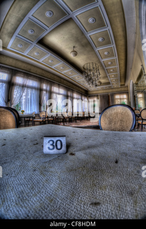 Interno del hotel in disuso vicino al confine tedesco-orientale Foto Stock