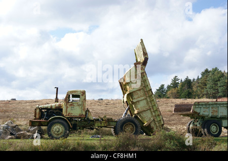 Vecchio arrugginito autocarri con cassone ribaltabile accanto ad un campo di mirtilli in autunno, in prospettiva, Maine Foto Stock