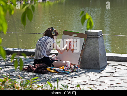 Un artista lavora con colori pastello in Brooklyn Botanic Garden. Foto Stock