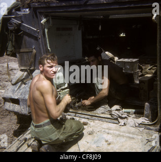 Soldati riparazione APC 1/5 (Mechanized) Fanteria CU CHI Guerra del Vietnam 1966 M113 personale blindato vettori venticinquesimo Fanteria Foto Stock