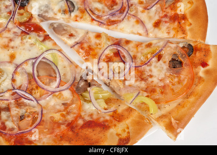 Pizza vegetale closeup con pomodoro, peperone bulgara, cipolla, olive, champignon e mozzarella Foto Stock