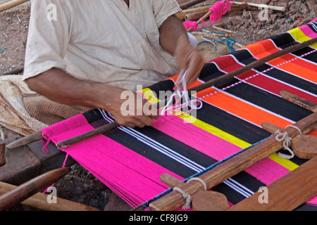 L'uomo facendo Ghongadi desi coperta da lana di pecora, fatti a mano Multicolor coperta di lana, India Foto Stock