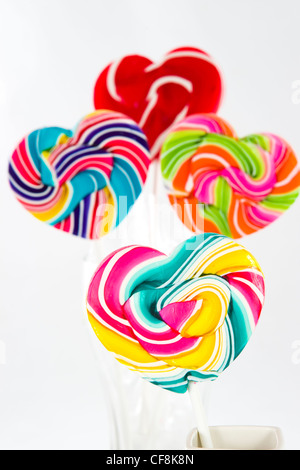 Forma di cuore Swirl lollipop su sfondo bianco Foto Stock