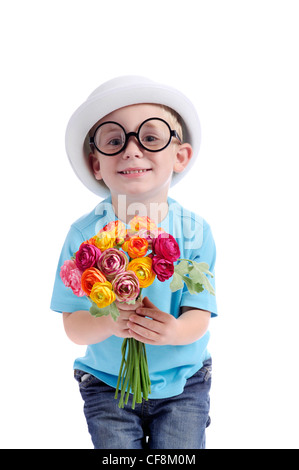 Ragazzino con bouquet di fiori e occhiali buffi. isolato su sfondo bianco Foto Stock