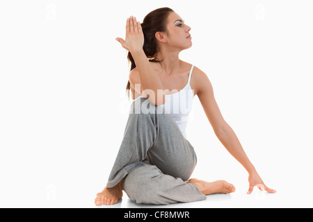 Ritratto di una donna in Ardha Matsyendrasana posizione Foto Stock